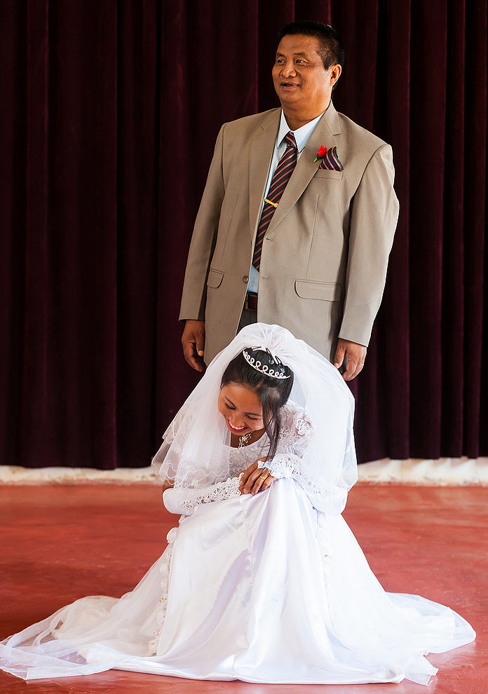 Sesja fotograficzna w kościele (Ela weds Racheli czyli wesele w Maralandzie)